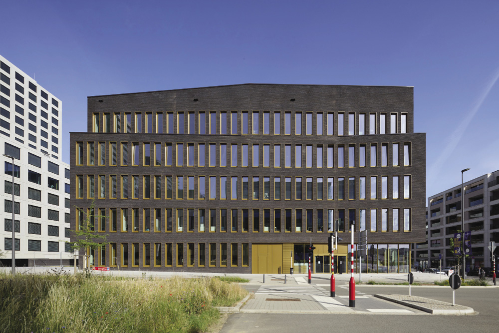 2-3	Bâtiment administratif Spaces Grossfeld PAP S.A, Cloche d’Or