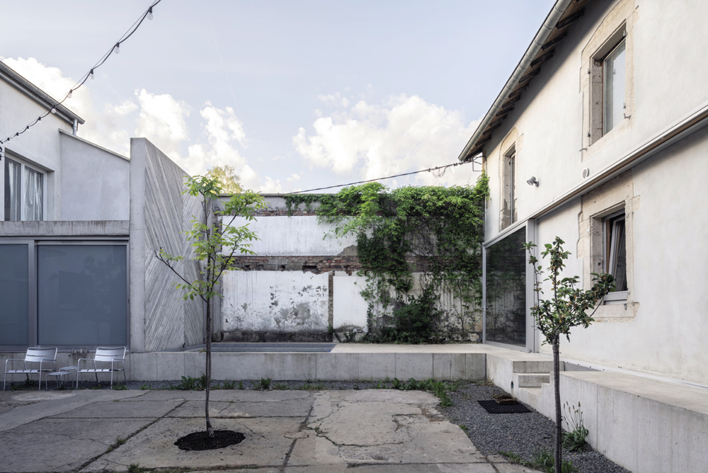 Broadway: The courtyard as a junction between the private and the public, bridging the built environment and the landscape