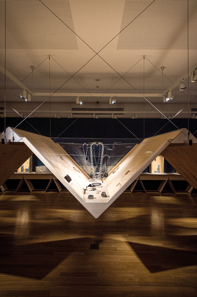 Scénographie de l’exposition temporaire ‘Bijoux  d’artistes, de Picasso à Koons, la collection idéale de Diane Venet’ – Ratskeller, Cercle Cité, 2021-2022  Lauréat Bauhärepräis OAI 2024