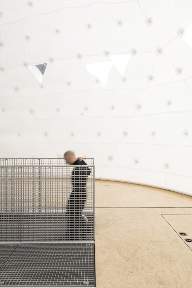 E22SSPIU: A double-shell pneumatic dome is inflated on an unfolding platform, creating a spacious sleeping habitat.